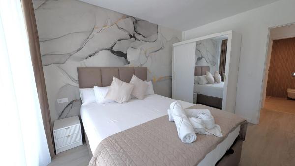 Edificio hotelero en calle del Periodista Adrián López, 2