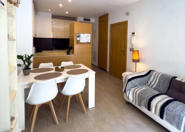 Edificio de uso mixto en calle Díaz Moreu, 58