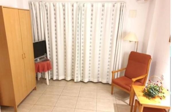 Edificio de uso mixto en calle Alfaz del Pi