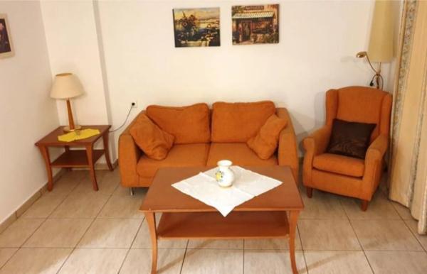 Edificio de uso mixto en calle Alfaz del Pi