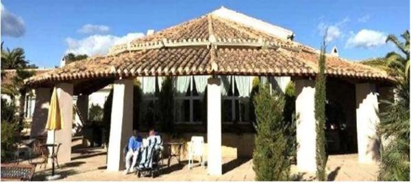 Edificio de uso mixto en calle Alfaz del Pi