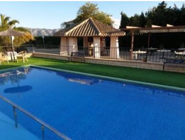 Edificio de uso mixto en calle Alfaz del Pi