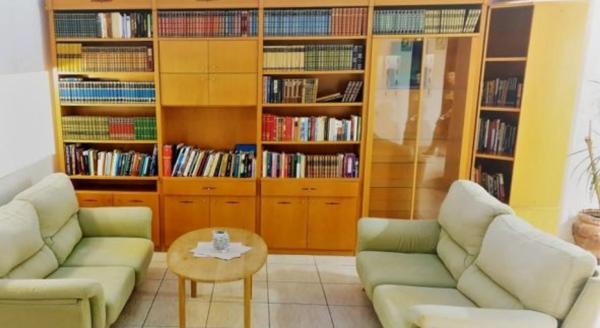 Edificio de uso mixto en calle Alfaz del Pi