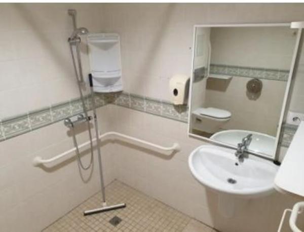 Edificio de uso mixto en calle Alfaz del Pi