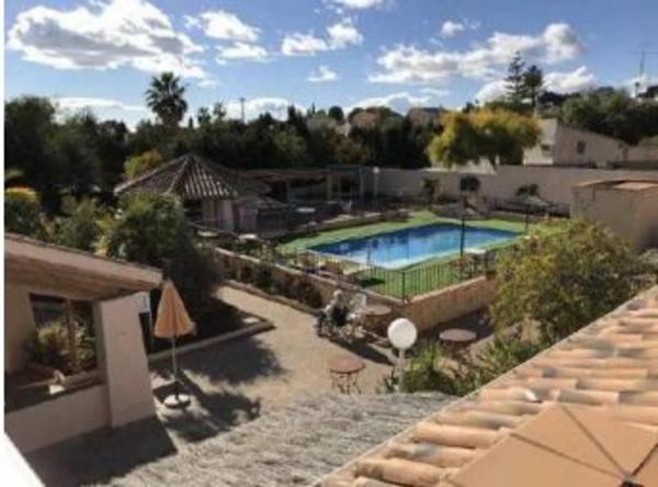 Edificio de uso mixto en calle Alfaz del Pi