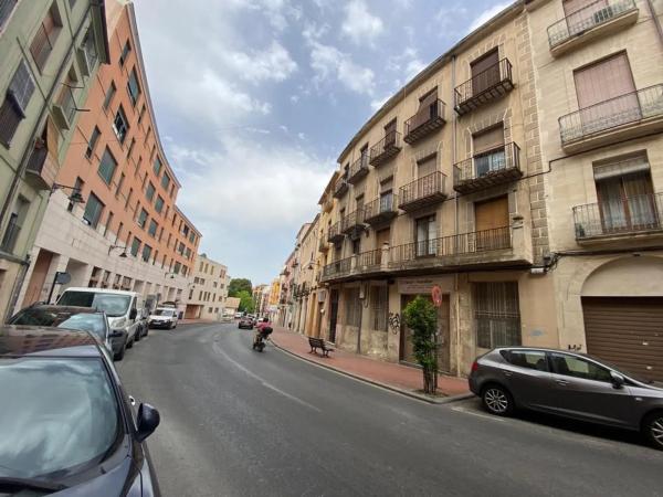 Edificio de uso mixto en Cami, 29