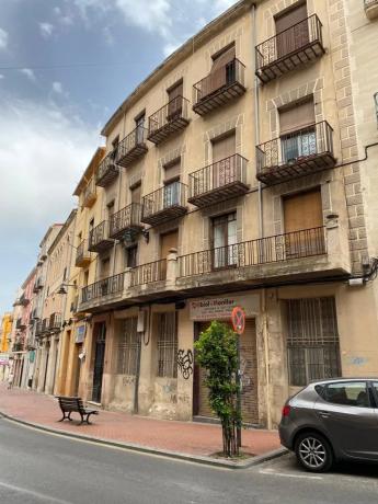 Edificio de uso mixto en Cami, 29