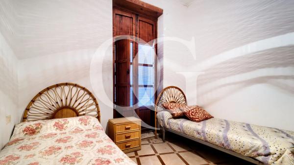 Edificio de uso mixto en plaza Nova gata de gorgos