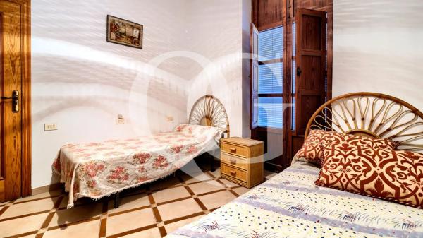 Edificio de uso mixto en plaza Nova gata de gorgos