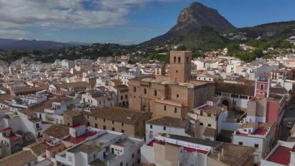 Edificio de uso mixto en Pueblo s/n