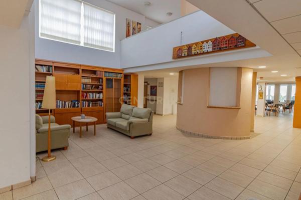 Edificio en avenida Poeta Miguel Hernández, 21