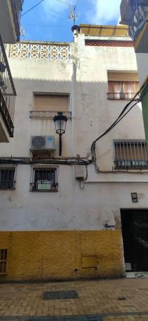 Edificio de uso mixto en calle de la Santa Faz