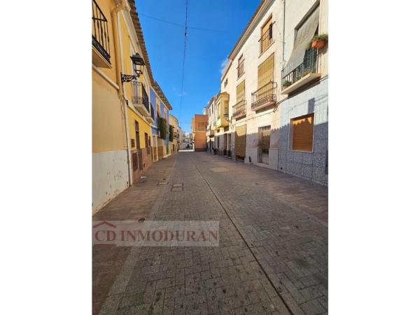 Edificio de uso mixto en calle Ramón y Cajal