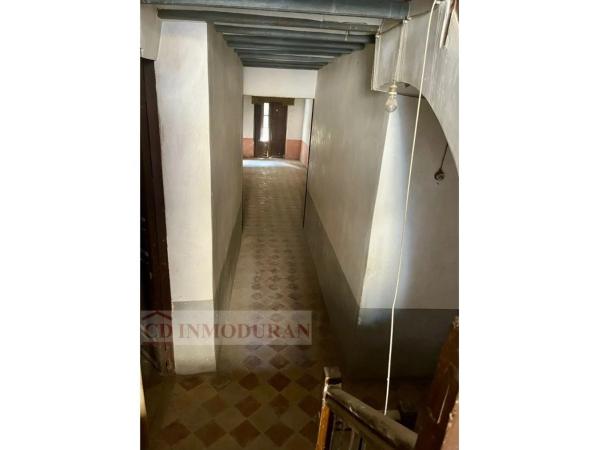 Edificio de uso mixto en calle Ramón y Cajal