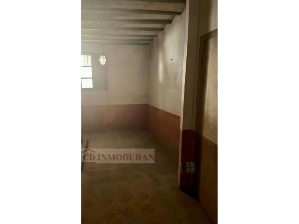 Edificio de uso mixto en calle Ramón y Cajal