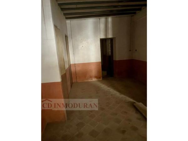 Edificio de uso mixto en calle Ramón y Cajal