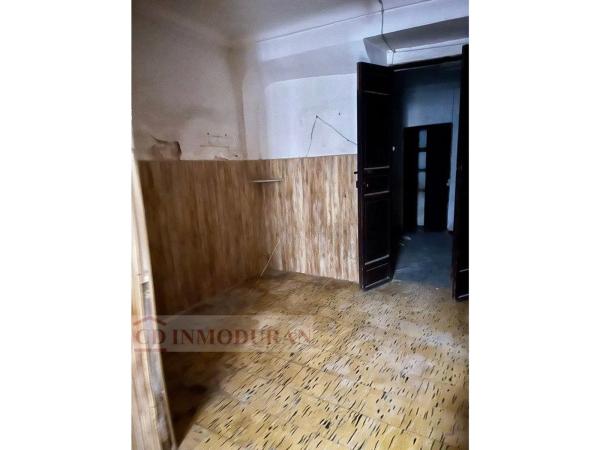 Edificio de uso mixto en calle Ramón y Cajal