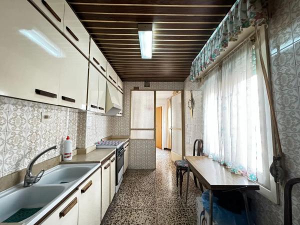 Edificio en Plaza Castelar - Mercado Central