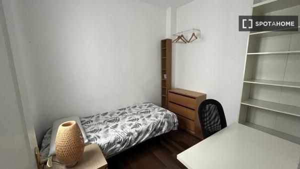 Zimmer in einer Wohngemeinschaft in Madrid