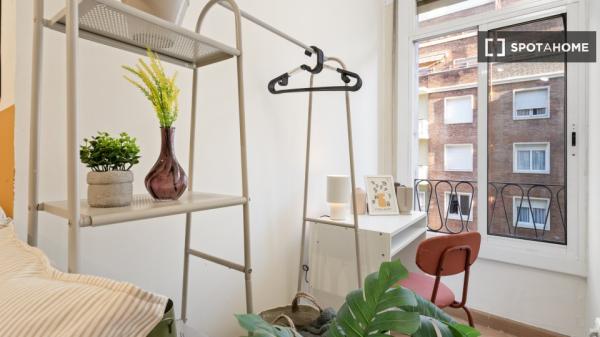 Pokój we wspólnym mieszkaniu w Barcelonie
