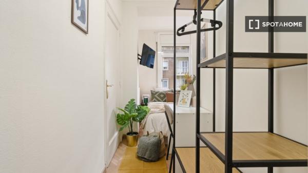 Pokój we wspólnym mieszkaniu w Barcelonie