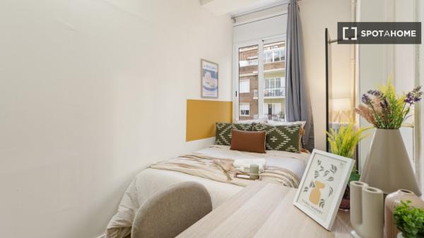Pokój we wspólnym mieszkaniu w Barcelonie