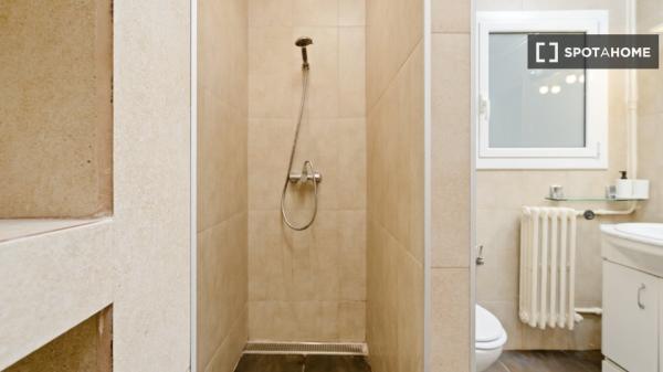 Pokój we wspólnym mieszkaniu w Barcelonie