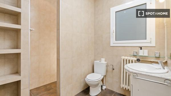 Pokój we wspólnym mieszkaniu w Barcelonie