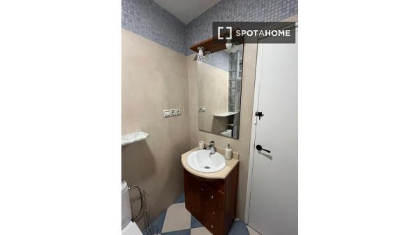 Room in shared apartment in Granada