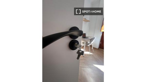 Room in shared apartment in Granada