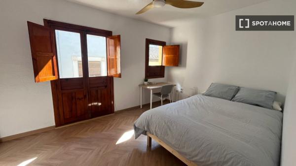 Room in shared apartment in Granada
