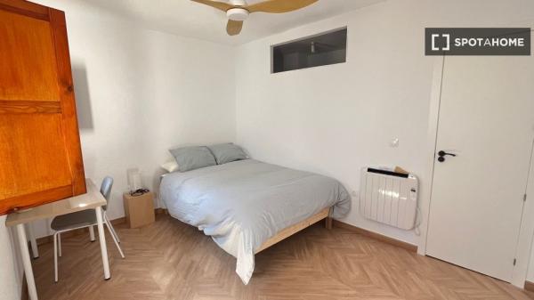 Room in shared apartment in Granada