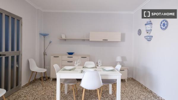 Se alquila piso de 3 habitaciones en Cabanyal-Canyamelar.