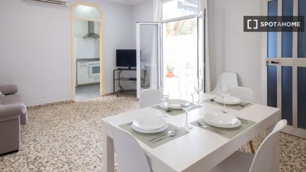 Se alquila piso de 3 habitaciones en Cabanyal-Canyamelar.