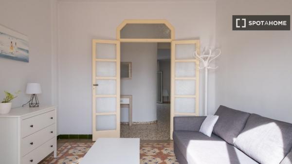 Se alquila piso de 3 habitaciones en Cabanyal-Canyamelar.