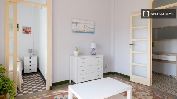 Se alquila piso de 3 habitaciones en Cabanyal-Canyamelar.