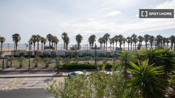 Se alquila piso de 3 habitaciones en Cabanyal-Canyamelar.