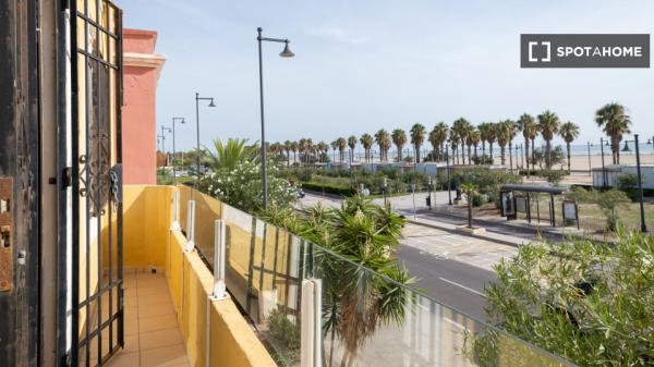 Se alquila piso de 3 habitaciones en Cabanyal-Canyamelar.