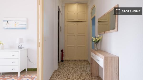 Se alquila piso de 3 habitaciones en Cabanyal-Canyamelar.