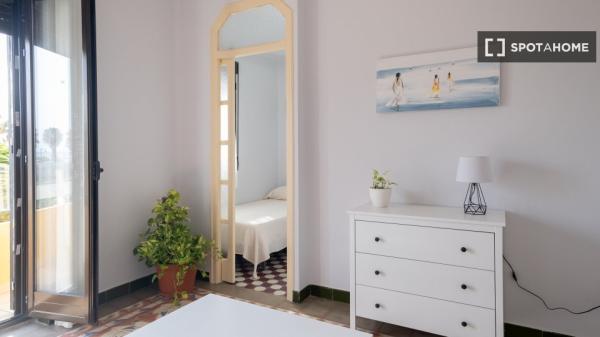 Se alquila piso de 3 habitaciones en Cabanyal-Canyamelar.