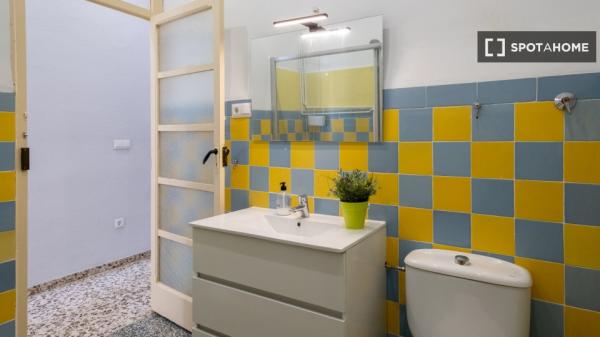 Se alquila piso de 3 habitaciones en Cabanyal-Canyamelar.