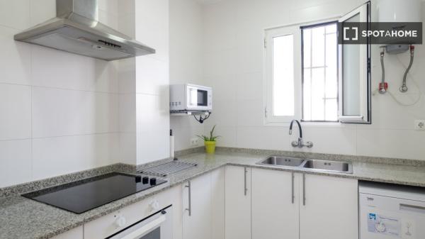 Se alquila piso de 3 habitaciones en Cabanyal-Canyamelar.