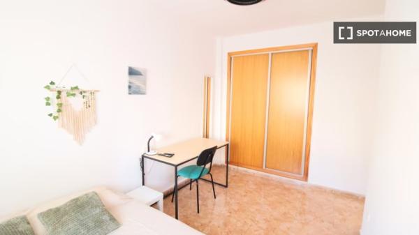 Habitación en piso compartido de 4 habitaciones en alquiler, Murcia.