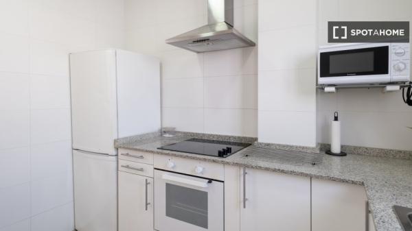 Se alquila piso de 3 habitaciones en Cabanyal-Canyamelar.