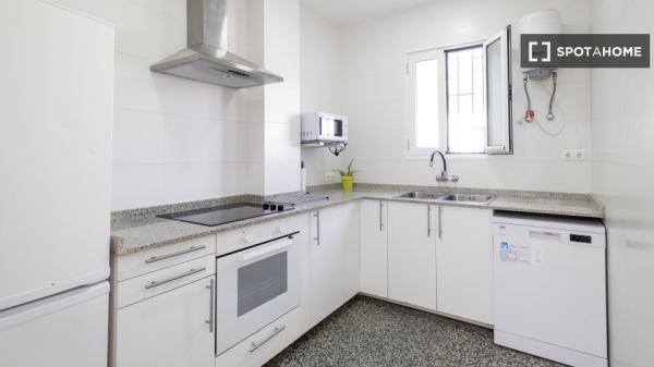 Se alquila piso de 3 habitaciones en Cabanyal-Canyamelar.