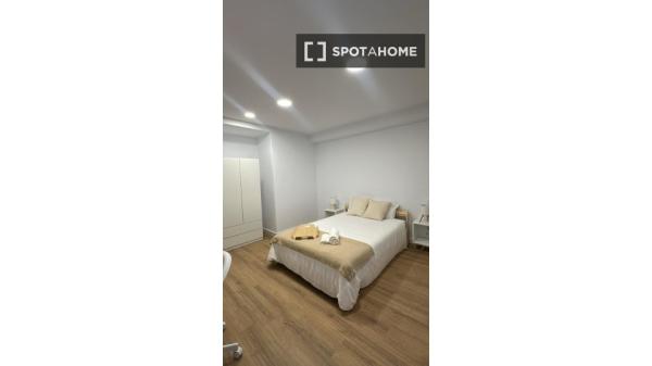 Zimmer in einer 5-Zimmer-Wohngemeinschaft in Triana zu vermieten.