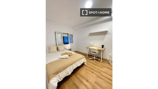 Se alquila habitación en piso compartido de 5 habitaciones en Triana.