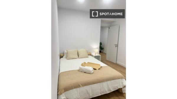 Zimmer in einer 5-Zimmer-Wohngemeinschaft in Triana zu vermieten.