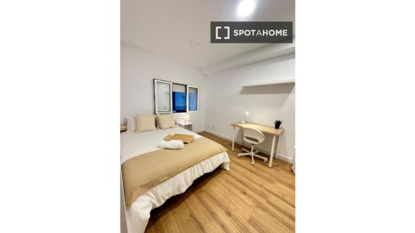 Se alquila habitación en piso compartido de 5 habitaciones en Triana.