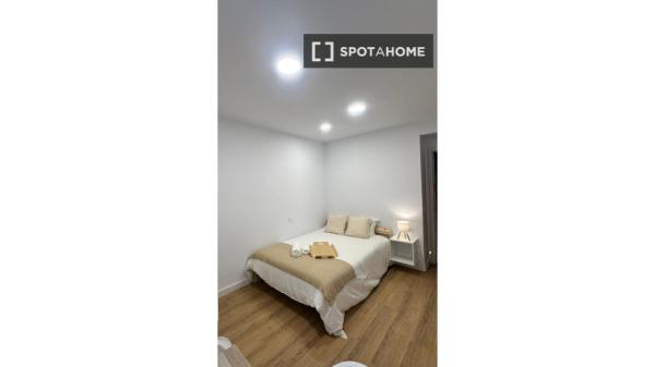 Zimmer in einer 5-Zimmer-Wohngemeinschaft in Triana zu vermieten.